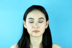 Fasonuje portret piękna zmysłowa dziewczyna z jaskrawym makeup fotografia stock Fasonuje portret piękna zmysłowa dziewczyna z jaskrawym makeup fotografia stock