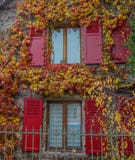 Fassade des alten Gebäudes stockfotografie Fassade des alten Gebäudes stockfotografie