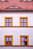 Fassade mit vier Orange gestalteten Fenstern Lizenzfreie Stockfotos Fassade mit vier Orange gestalteten Fenstern Lizenzfreie Stockfotos