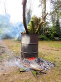Fassfeuer innerhalb eines forrest lizenzfreies stockbild Fassfeuer innerhalb eines forrest lizenzfreies stockbild