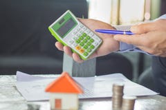 Fastighetsmäklare som räcker över hustangenter, fastighetbegrepp, Ho royaltyfria foton Fastighetsmäklare som räcker över hustangenter, fastighetbegrepp, Ho royaltyfria foton