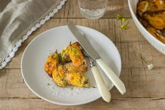 Faszerujący z ricotta i serem piec zucchini i bania kwiaty słuzyć z szkłem woda mineralna Rutik styl fotografia royalty free Faszerujący z ricotta i serem piec zucchini i bania kwiaty słuzyć z szkłem woda mineralna Rutik styl fotografia royalty free