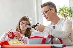 Father and daughter wrapping Christmas presents at home royalty free stock photography Father and daughter wrapping Christmas presents at home royalty free stock photography
