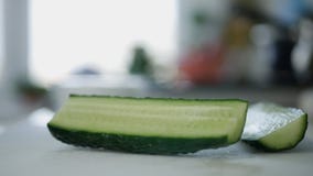 Fatia de pepino verde saboroso fresco na mesa de cozinha fotografia de stock Fatia de pepino verde saboroso fresco na mesa de cozinha fotografia de stock