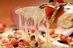 Fatia quente da pizza com queijo de derretimento em uma tabela de madeira r?stica fotos de stock Fatia quente da pizza com queijo de derretimento em uma tabela de madeira r?stica fotos de stock