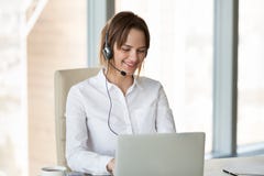 Fatura de consulta vestindo de sorriso do cliente dos auriculares do telemarketer fotos de stock Fatura de consulta vestindo de sorriso do cliente dos auriculares do telemarketer fotos de stock