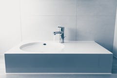 Faucet with flowing water in wash sink Royalty Free Stock Images Faucet with flowing water in wash sink Royalty Free Stock Images