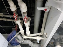 Faucet и гибкое соединение для водоснабжения - воды из крана стоковое фото rf Faucet и гибкое соединение для водоснабжения - воды из крана стоковое фото rf