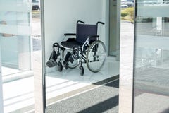 Fauteuil roulant à la porte de l'entance d'hôpital images libres de droits Fauteuil roulant à la porte de l'entance d'hôpital images libres de droits
