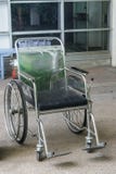 Fauteuils roulants aux handicapés dans une chambre avec le plancher en béton photographie stock Fauteuils roulants aux handicapés dans une chambre avec le plancher en béton photographie stock