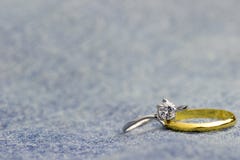 Faux anneau de bague à diamant et d'or placé sur le jecket de Jean photographie stock Faux anneau de bague à diamant et d'or placé sur le jecket de Jean photographie stock