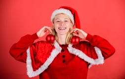 Favorit- tidårsjul Lets att dekorera julträdet Tyck om beröm med dräkten och dekoren Lyckliga kläder för flicka royaltyfri foto Favorit- tidårsjul Lets att dekorera julträdet Tyck om beröm med dräkten och dekoren Lyckliga kläder för flicka royaltyfri foto