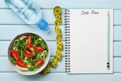 Faça dieta o plano, o menu ou o programa, a fita métrica, a água e o alimento da dieta da salada fresca no fundo azul, a perda de imagens de stock royalty free Faça dieta o plano, o menu ou o programa, a fita métrica, a água e o alimento da dieta da salada fresca no fundo azul, a perda de imagens de stock royalty free