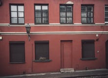 Façade démodée rouge de café ou de magasin à Vilnius photographie stock libre de droits Façade démodée rouge de café ou de magasin à Vilnius photographie stock libre de droits