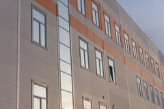 Façade jaune d'un bâtiment résidentiel moderne avec les fenêtres grises photos stock Façade jaune d'un bâtiment résidentiel moderne avec les fenêtres grises photos stock