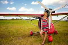 Façonnez la femme beautyful dans l'avion ultra-léger voisin de robe image libre de droits Façonnez la femme beautyful dans l'avion ultra-léger voisin de robe image libre de droits