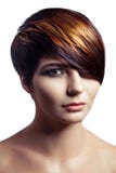 Façonnez le portrait d'une belle fille avec les cheveux teints colorés, coloration de cheveux courts professionnelle photographie stock libre de droits Façonnez le portrait d'une belle fille avec les cheveux teints colorés, coloration de cheveux courts professionnelle photographie stock libre de droits