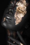 Façonnez le portrait d'une fille à la peau foncée avec le maquillage d'or Visage de beauté photos stock Façonnez le portrait d'une fille à la peau foncée avec le maquillage d'or Visage de beauté photos stock