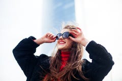 Façonnez le portrait de la jeune femme sûre élégante extérieure veste noire, lèvres rouges et lunettes de soleil Photo stock Façonnez le portrait de la jeune femme sûre élégante extérieure veste noire, lèvres rouges et lunettes de soleil Photo stock