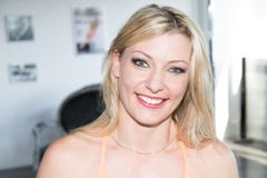 Façonnez le portrait de plan rapproché de la jeune jolie femme blonde dans la chambre de sport image libre de droits Façonnez le portrait de plan rapproché de la jeune jolie femme blonde dans la chambre de sport image libre de droits