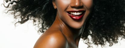 Façonnez le portrait de studio d'un beau modèle extraordinaire d'afro-américain photographie stock libre de droits Façonnez le portrait de studio d'un beau modèle extraordinaire d'afro-américain photographie stock libre de droits