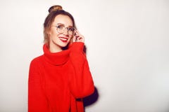 Façonnez les verres de port de fille assez fraîche et le chandail rouge Fermez-vous vers le haut du tir de la femelle de charme O photos libres de droits Façonnez les verres de port de fille assez fraîche et le chandail rouge Fermez-vous vers le haut du tir de la femelle de charme O photos libres de droits