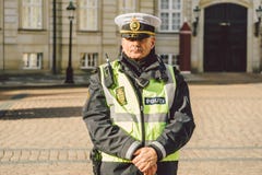 20 febbraio 2019 Ritratto di un ufficiale di polizia maschio in un copricapo POLIZIA DANESE DEL GIARDINO PER L'ARRIVO DEL QUEENS immagine stock 20 febbraio 2019 Ritratto di un ufficiale di polizia maschio in un copricapo POLIZIA DANESE DEL GIARDINO PER L'ARRIVO DEL QUEENS immagine stock