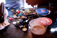 18 Februari 2017 - de kroonkurken van het Ambachtbier op een lijst in bar Slad in Pancevo, Servië stock foto 18 Februari 2017 - de kroonkurken van het Ambachtbier op een lijst in bar Slad in Pancevo, Servië stock foto