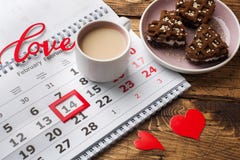 Februari 14 kalender Valentin dagbegrepp, röda hjärtor, ordförälskelsen och en kopp kaffe arkivfoton Februari 14 kalender Valentin dagbegrepp, röda hjärtor, ordförälskelsen och en kopp kaffe arkivfoton
