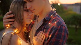 Fecha rom?ntica de la calle de los pares de la relaci?n del amor almacen de video Fecha rom?ntica de la calle de los pares de la relaci?n del amor almacen de video