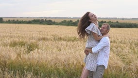 Fecha romántica en un campo de trigo, el par del amor abraza metrajes Fecha romántica en un campo de trigo, el par del amor abraza metrajes