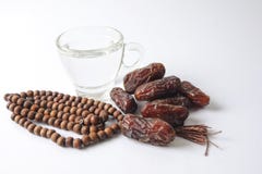 Fechas y vidrio de agua - las cosas usadas para romper el rápido en la puesta del sol durante el mes santo musulmán del kareem de Fechas y vidrio de agua - las cosas usadas para romper el rápido en la puesta del sol durante el mes santo musulmán del kareem de