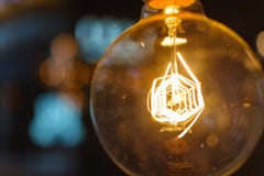 Feche acima da ampola iluminada inovação com bokehs como criam imagens de stock Feche acima da ampola iluminada inovação com bokehs como criam imagens de stock