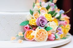 Feche acima da foto do casamento delicioso ou do bolo de aniversário imagens de stock Feche acima da foto do casamento delicioso ou do bolo de aniversário imagens de stock