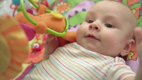 Feche acima da língua mostrando infantil Retrato do bebê bonito que joga com brinquedos vídeos de arquivo Feche acima da língua mostrando infantil Retrato do bebê bonito que joga com brinquedos vídeos de arquivo
