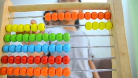 Feche acima da menina asiática do tiro que joga o ábaco com mãe video estoque Feche acima da menina asiática do tiro que joga o ábaco com mãe video estoque