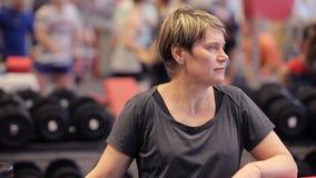 Feche acima da mulher atlética que sua tomando uma ruptura após dão certo A menina fala no gym entre treinamentos A menina filme Feche acima da mulher atlética que sua tomando uma ruptura após dão certo A menina fala no gym entre treinamentos A menina filme