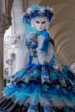 Feche acima da máscara da mulher sob os arcos nos doges palácio, Veneza, Itália durante o carnaval fotografia de stock royalty free Feche acima da máscara da mulher sob os arcos nos doges palácio, Veneza, Itália durante o carnaval fotografia de stock royalty free