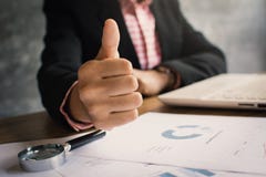 Feche acima da mão do polegar da mulher de negócios acima com confiança Foto de Stock Feche acima da mão do polegar da mulher de negócios acima com confiança Foto de Stock