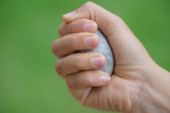 Feche acima da mão da jovem mulher que guarda a pedra fotografia de stock Feche acima da mão da jovem mulher que guarda a pedra fotografia de stock