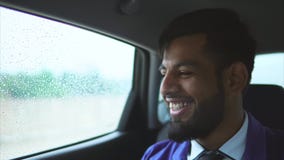 Feche acima da opinião o homem muçulmano novo no carro Ele que senta-se no assento traseiro filme Feche acima da opinião o homem muçulmano novo no carro Ele que senta-se no assento traseiro filme
