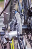 Feche acima da peça da bicicleta com engrenagem e roda da gaveta foto de stock Feche acima da peça da bicicleta com engrenagem e roda da gaveta foto de stock