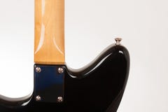 Feche acima da placa do pesco?o na guitarra el?trica preta com parafuso no pesco?o, vista traseira, tiro do est?dio fotografia de stock royalty free Feche acima da placa do pesco?o na guitarra el?trica preta com parafuso no pesco?o, vista traseira, tiro do est?dio fotografia de stock royalty free