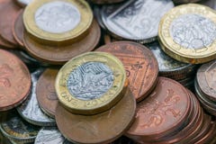 Feche acima das fotos do foco da moeda de libra nova de Reino Unido, entre outras moedas britânicas fotografia de stock Feche acima das fotos do foco da moeda de libra nova de Reino Unido, entre outras moedas britânicas fotografia de stock
