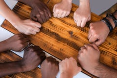 Feche acima das mãos multirraciais dos estudantes que fazem o gesto da colisão do punho foto de stock Feche acima das mãos multirraciais dos estudantes que fazem o gesto da colisão do punho foto de stock