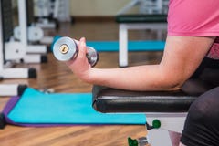 Feche acima de nenhuma mulher superior da cara que faz os exercícios especiais ativos, trabalhando com pesos no gym no centro de imagem de stock royalty free Feche acima de nenhuma mulher superior da cara que faz os exercícios especiais ativos, trabalhando com pesos no gym no centro de imagem de stock royalty free