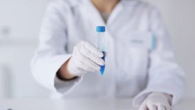 Feche acima do cientista com a taça completa no laboratório vídeos de arquivo Feche acima do cientista com a taça completa no laboratório vídeos de arquivo