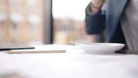 Feche acima do copo de café tomado da tabela pela mão do homem de negócios vídeos de arquivo Feche acima do copo de café tomado da tabela pela mão do homem de negócios vídeos de arquivo