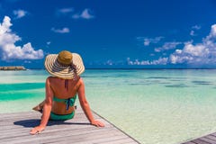 Feche acima do retrato da jovem mulher bonita que aprecia o sol na praia Projeto de conceito do curso do verão Feriado das férias fotografia de stock Feche acima do retrato da jovem mulher bonita que aprecia o sol na praia Projeto de conceito do curso do verão Feriado das férias fotografia de stock
