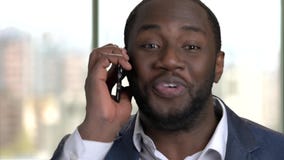 Feche acima do retrato do homem africano que fala no telefone video estoque Feche acima do retrato do homem africano que fala no telefone video estoque